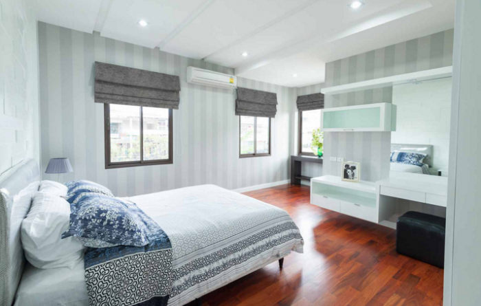 Stores romains courts.