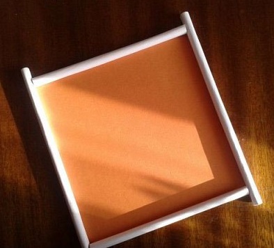 Nous créons une maison à partir de tubes en papier.