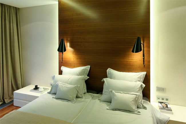 Applique au dessus de la tête de lit.