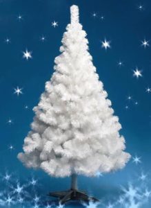 Sapin de Noël blanc dans un intérieur classique