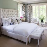 Lit blanc à l'intérieur de la chambre avec photo.