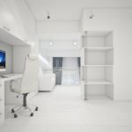 Linoléum blanc à l'intérieur.