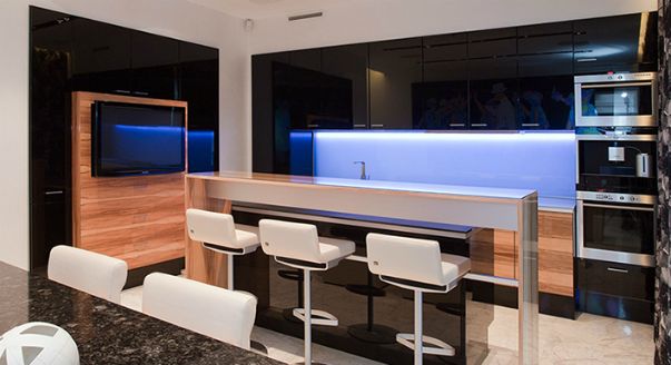 Grande télévision dans la cuisine