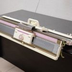 Le principe de fonctionnement d'une machine à tricoter.