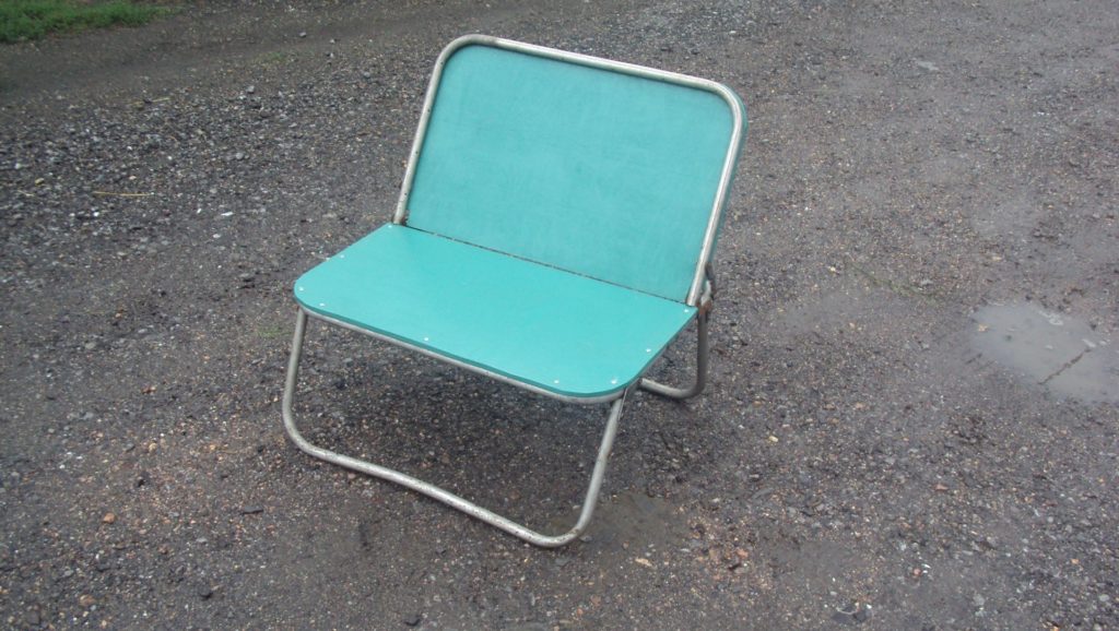 chaise d'un vieux lit de bébé