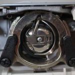 Qu'est-ce qu'un crochet pivotant dans une machine à coudre ?