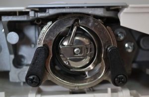 Qu'est-ce qu'un crochet pivotant dans une machine à coudre ?