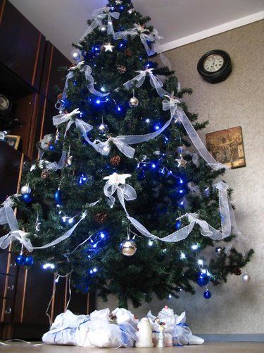 Sapin de Noël dans les tons bleu et argent