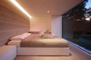 Bureau avec tiroirs spacieux dans la chambre 