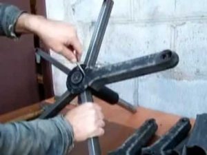 Comment retirer un vérin à gaz d'une base en plastique