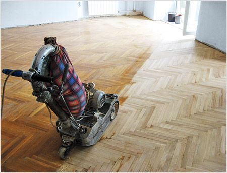 Faire du vélo à l'aide d'une machine spéciale.