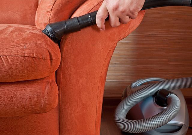 Dans la plupart des cas, vous devez passer l’aspirateur sur la chaise avant de la nettoyer.