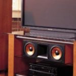 Connecter un centre musical à un téléviseur.