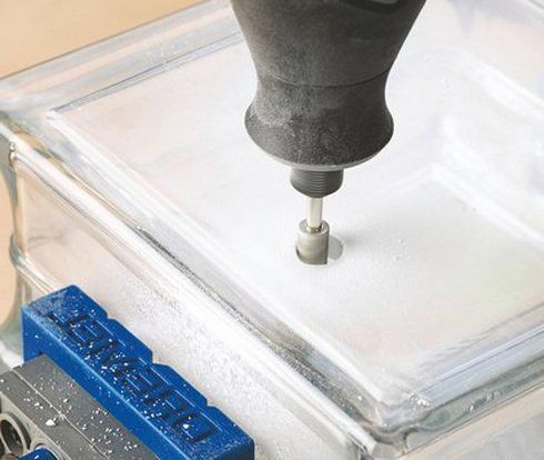 Comment percer un miroir à la maison.