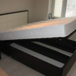 Lit avec mécanisme de levage.