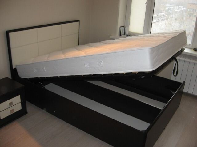 Lit avec mécanisme de levage.