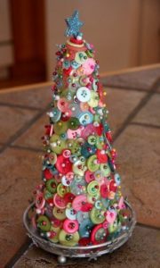 Les boutons et les épingles sont une décoration lumineuse