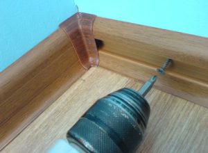 Installation de plinthes.