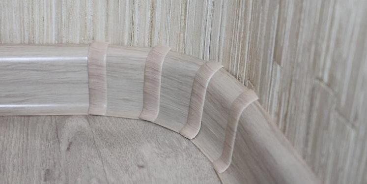 Installation d'un socle en plastique dans le coin de la pièce.