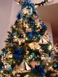 Comment choisir un sapin de Noël dans les tons bleu et argent