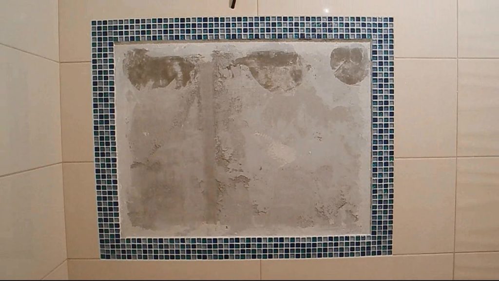 Comment fixer un grand miroir sur du carrelage.