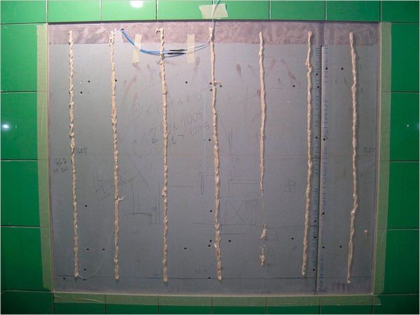 Comment monter un grand miroir au mur.