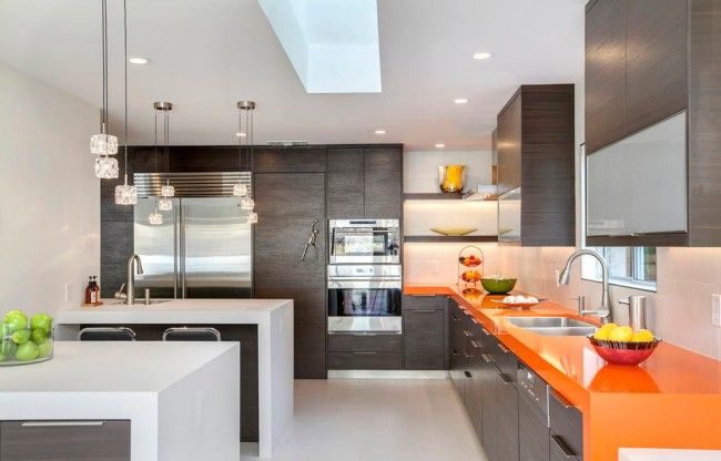 Cuisine avec sol blanc.