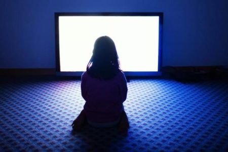 Est-il possible de regarder la télévision dans le noir ?