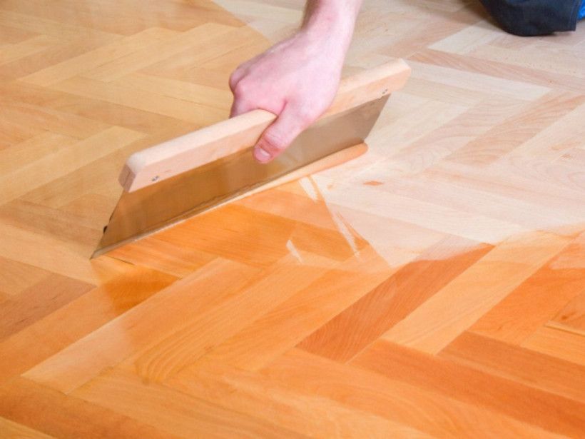 Appliquer de l'huile sur le parquet.
