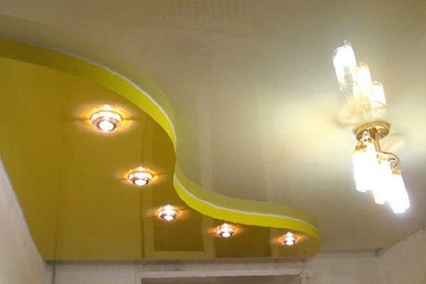 Plafond tendu avec deux lustres.