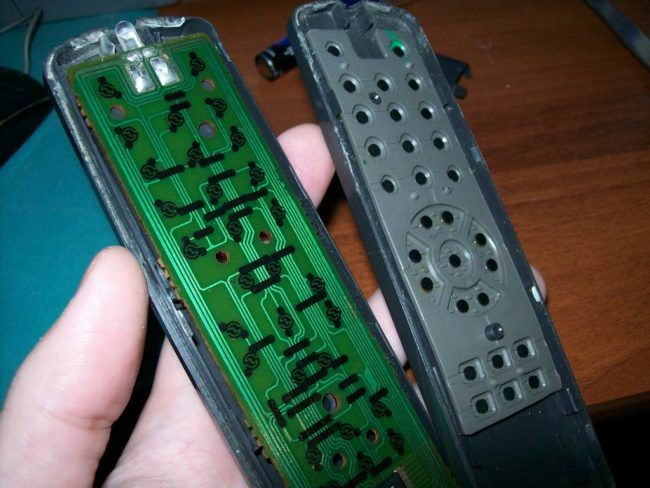 Vérification des pièces internes de la télécommande.