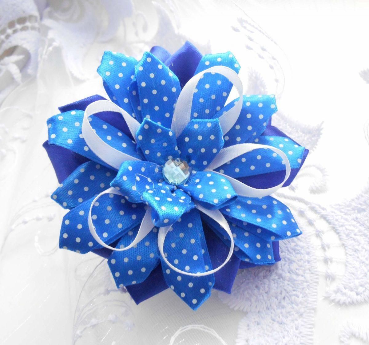 Noeuds du Nouvel An fabriqués à partir de rubans en forme de fleur.