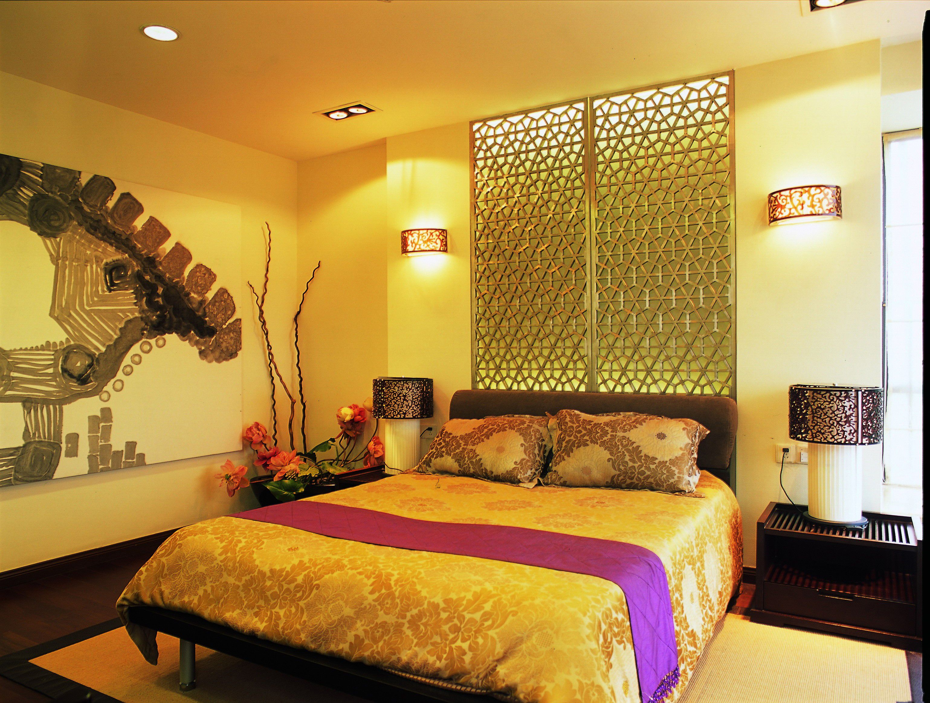 Décoration murale dans une chambre jaune.