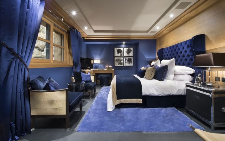 Éclairage de la chambre avec lit bleu.