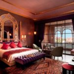Des couleurs sombres dans la décoration d’une chambre marocaine.