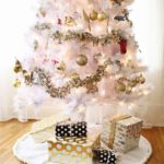 Décoration de la base du sapin de Noël.