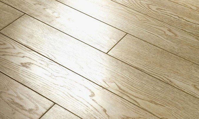 Revêtement stratifié avec biseau.