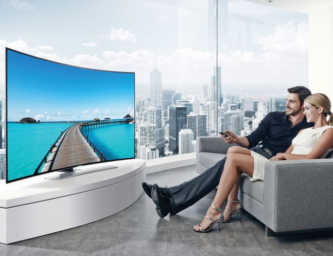 Regarder la télévision incurvée.