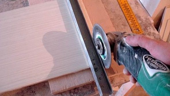 Découper le stratifié avec une meuleuse.