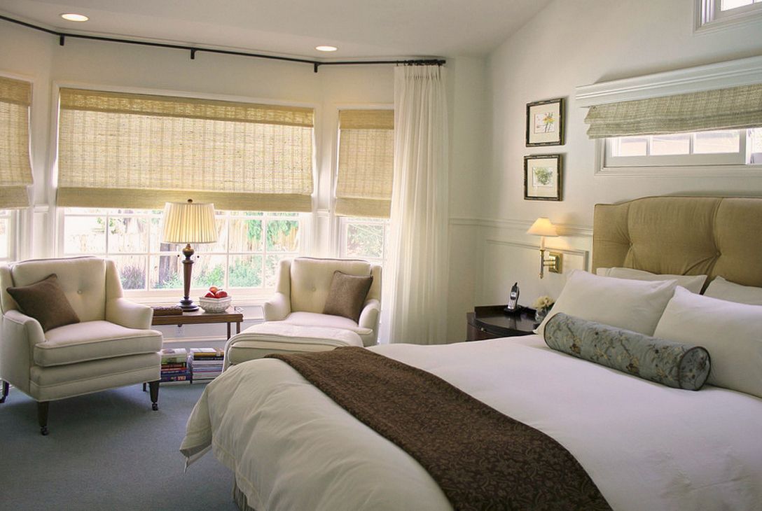 Photo de rideaux romains à l'intérieur de la chambre