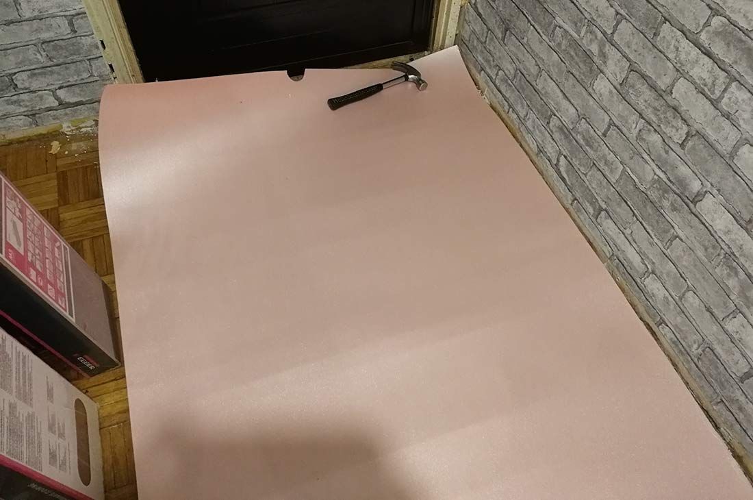 Support roulé pour stratifié en polystyrène extrudé.