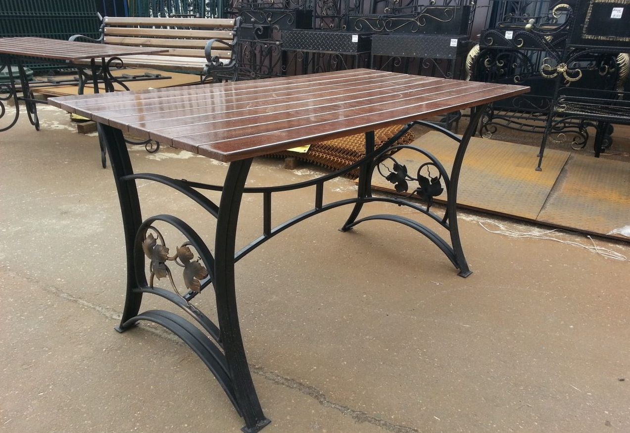 Table de bricolage fabriquée à partir de tubes profilés.