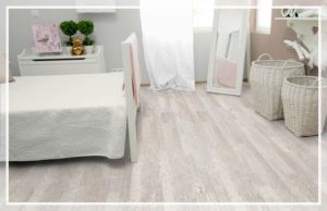 Linoléum clair à l'intérieur.