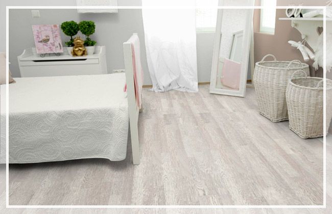 Linoléum clair à l'intérieur.