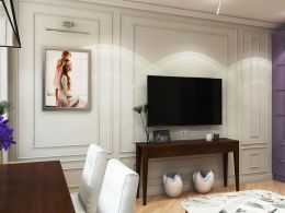 La télévision peut être suspendue au-dessus d'une petite table de chevet oblongue