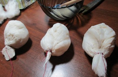 Le corps d'un bouvreuil.