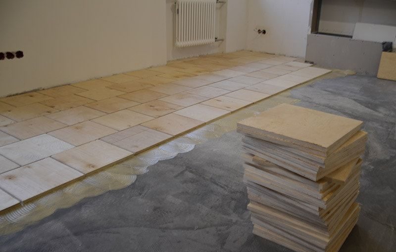 Pose de contreplaqué sous parquet.