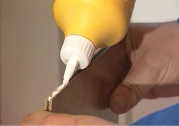 Pose du stratifié par méthode adhésive.