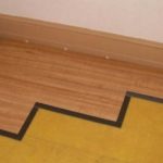 Pose d'un sol stratifié en vinyle.