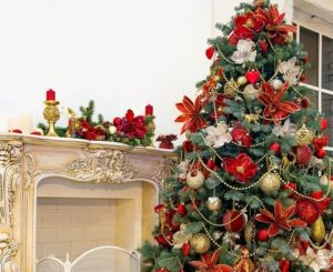Décorer le sapin de Noël avec des fleurs artificielles